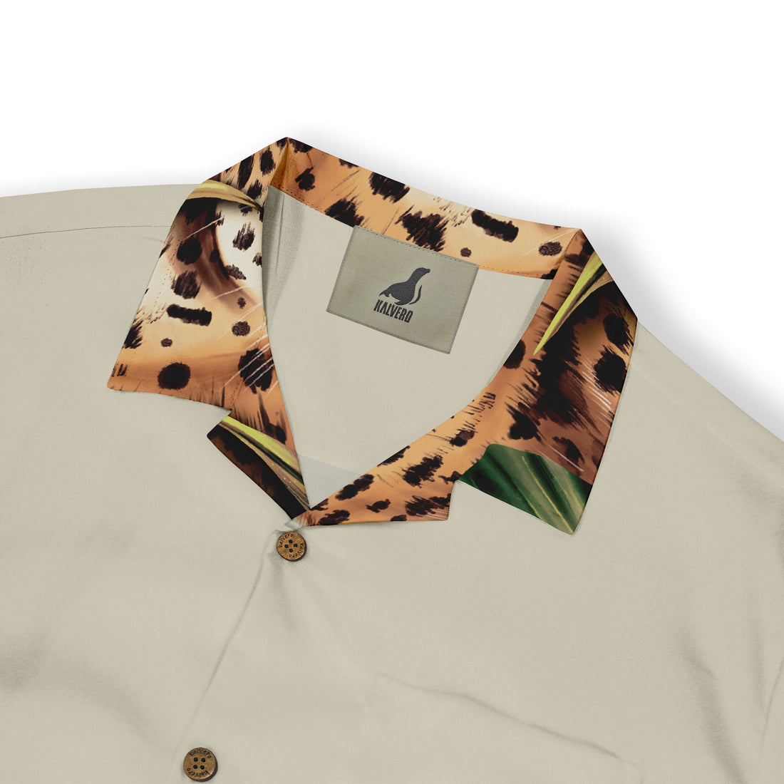 This shirt features a distinctive leopard print collar that contrasts beautifully with the light beige fabric, adding a touch of style and character. A standout piece for any wardrobe!