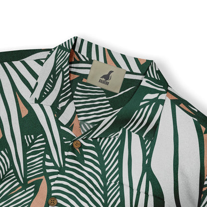 A close-up view of a collar from a tropical shirt with a dynamic pattern of white stripes and green leaf motifs, accented with a hint of warm beige. The Kalvero logo tag is sewn inside, highlighting the shirt&